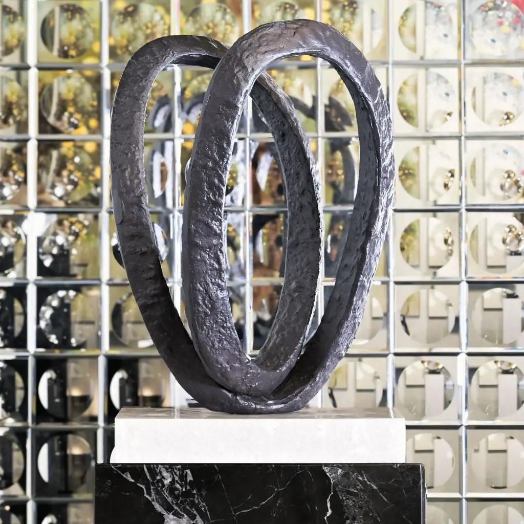 Metallo Contemporary Oval Metal Sculpture in a Modern Brutalist Style in vendita