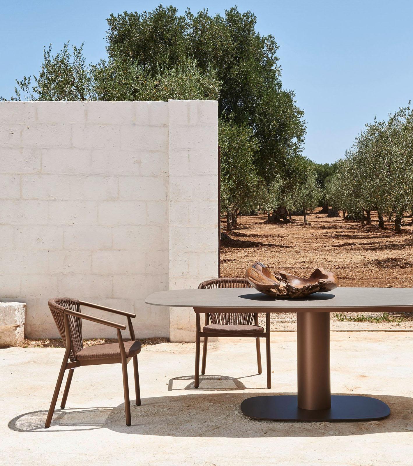 Contemporary outdoor table with modern design and oval shape. The structure is in painted steel and treated with protective advanced coating. comes with a central cylindrical stem and cross stem for fixing its HPL top. The table is also available in