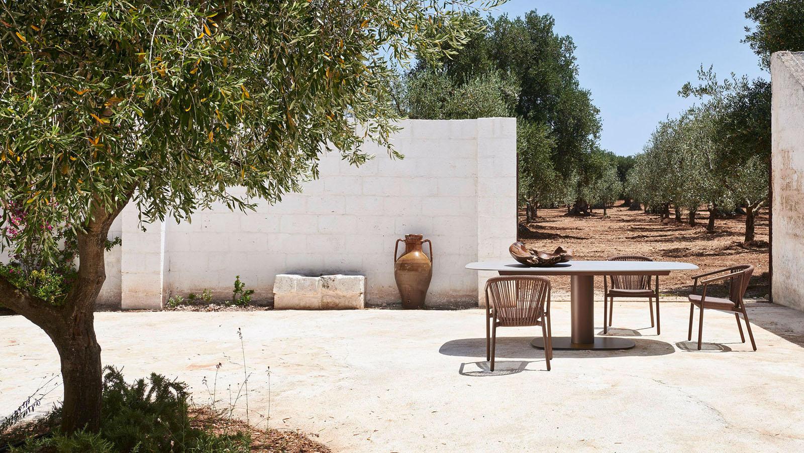 Moderne Table de salle à manger ovale contemporaine pour l'extérieur en vente