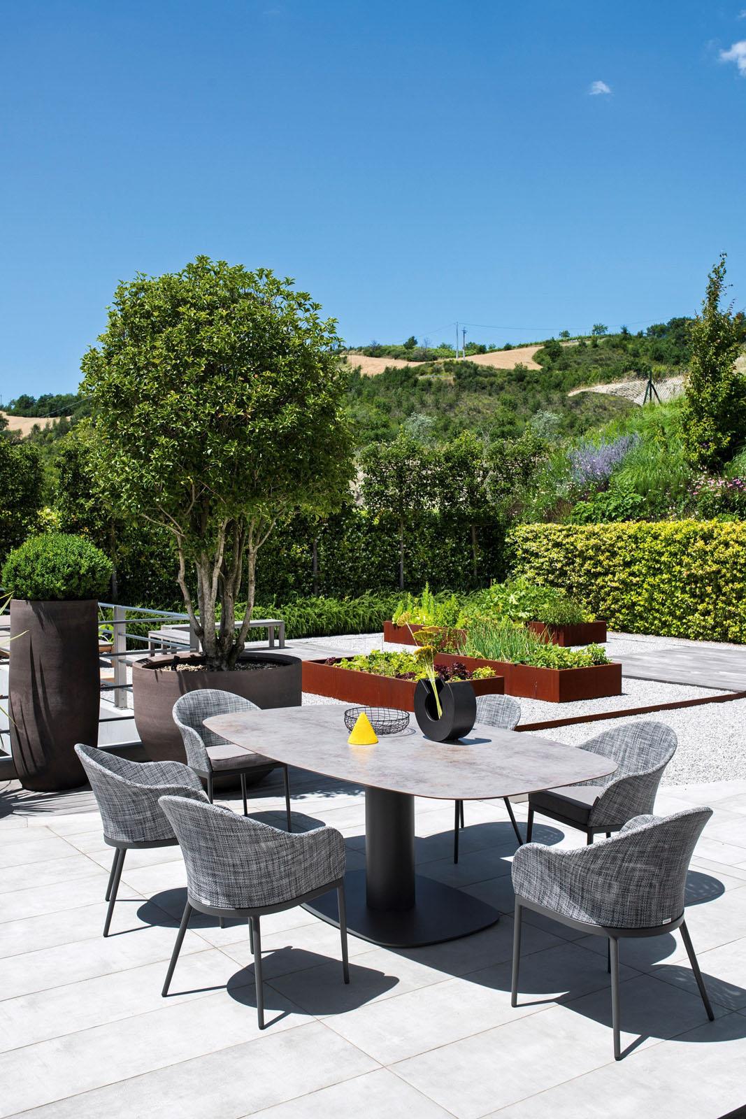 italien Table de salle à manger ovale contemporaine pour l'extérieur en vente