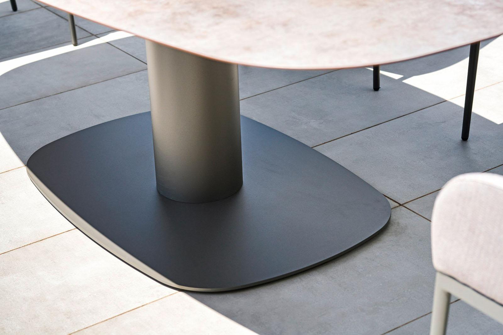 Table de salle à manger ovale contemporaine pour l'extérieur Neuf - En vente à NEW YORK, NY