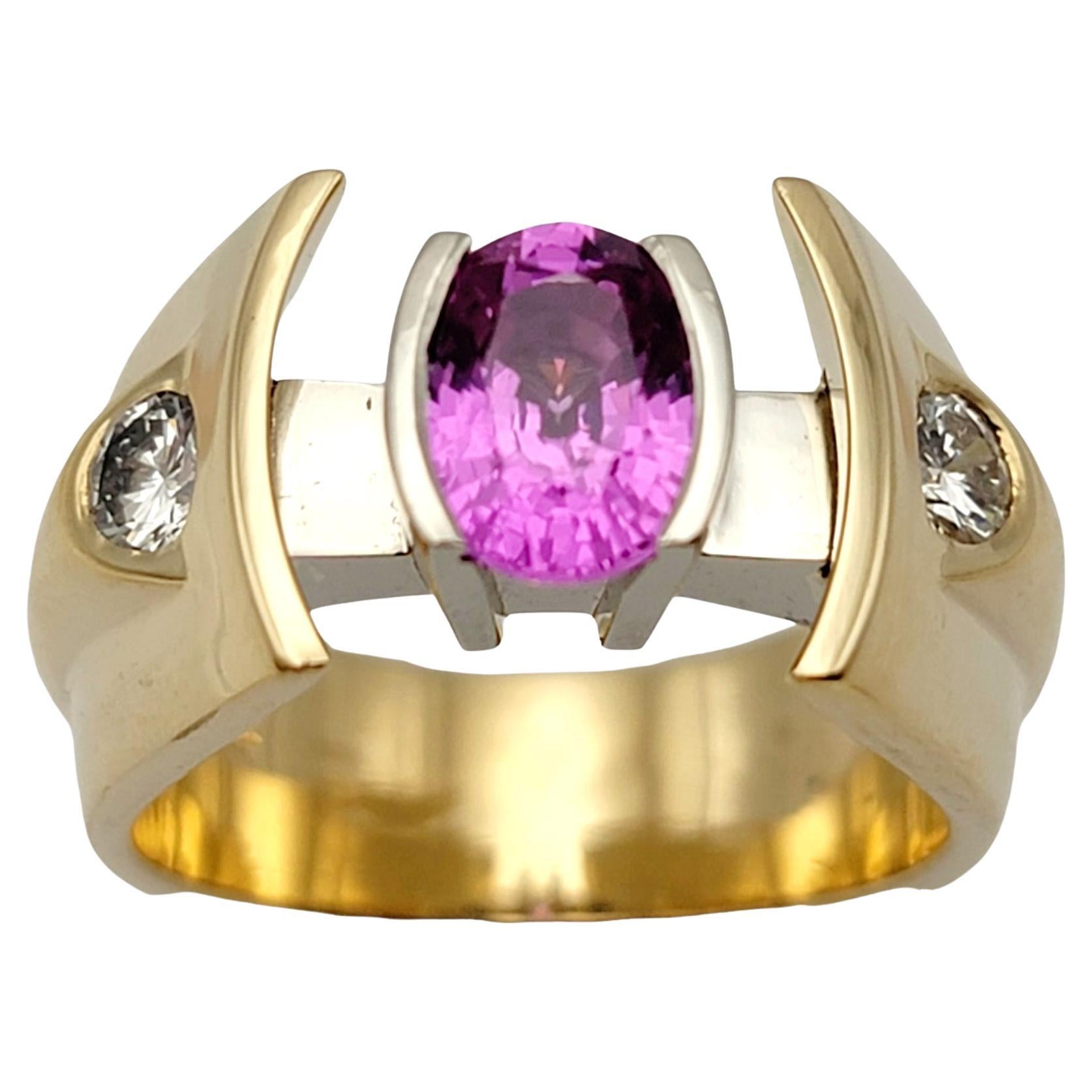Zeitgenössischer maßgefertigter Statement-Ring aus Gelbgold mit ovalem rosa Saphir und Diamant 