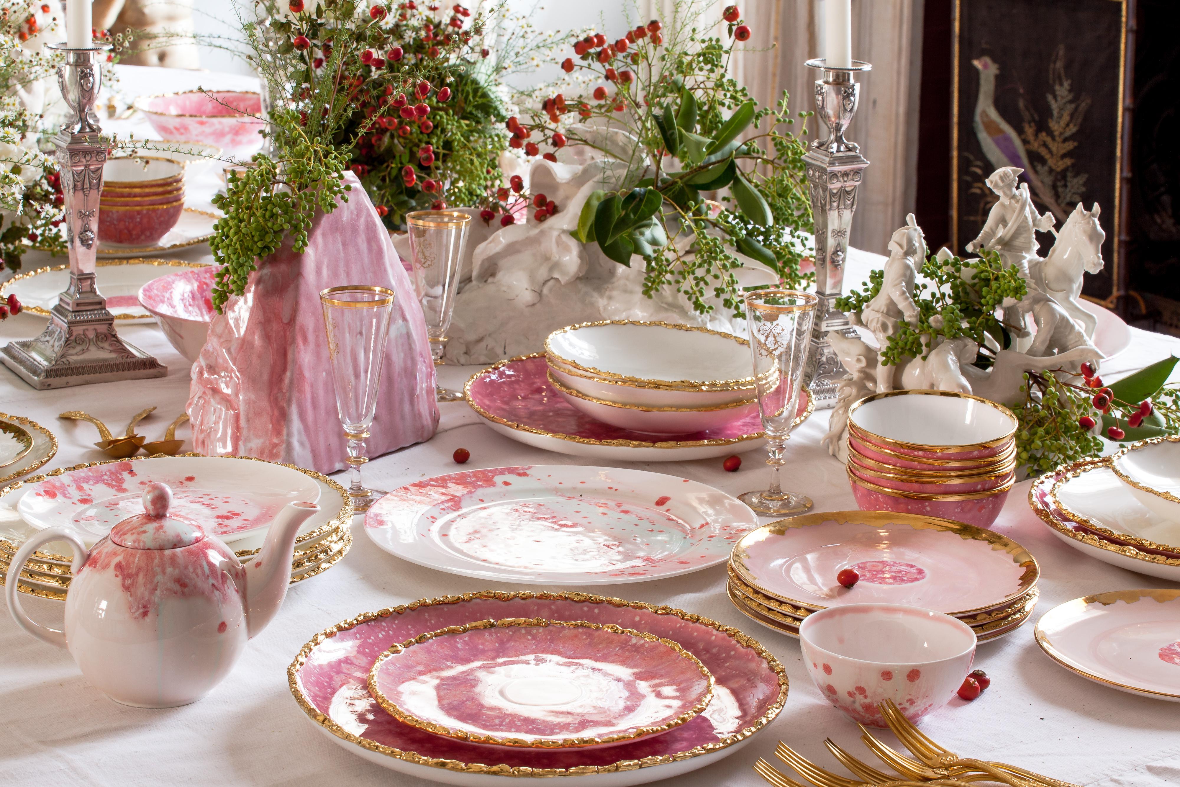 Fabriquée à la main en Italie à partir de la porcelaine la plus fine, cette assiette ovale Berry présente un bord original craquelé et doré qui met en valeur le décor rose et le centre jaune.

Assiette à bord ovale, bord craquelé 36 x 24cm