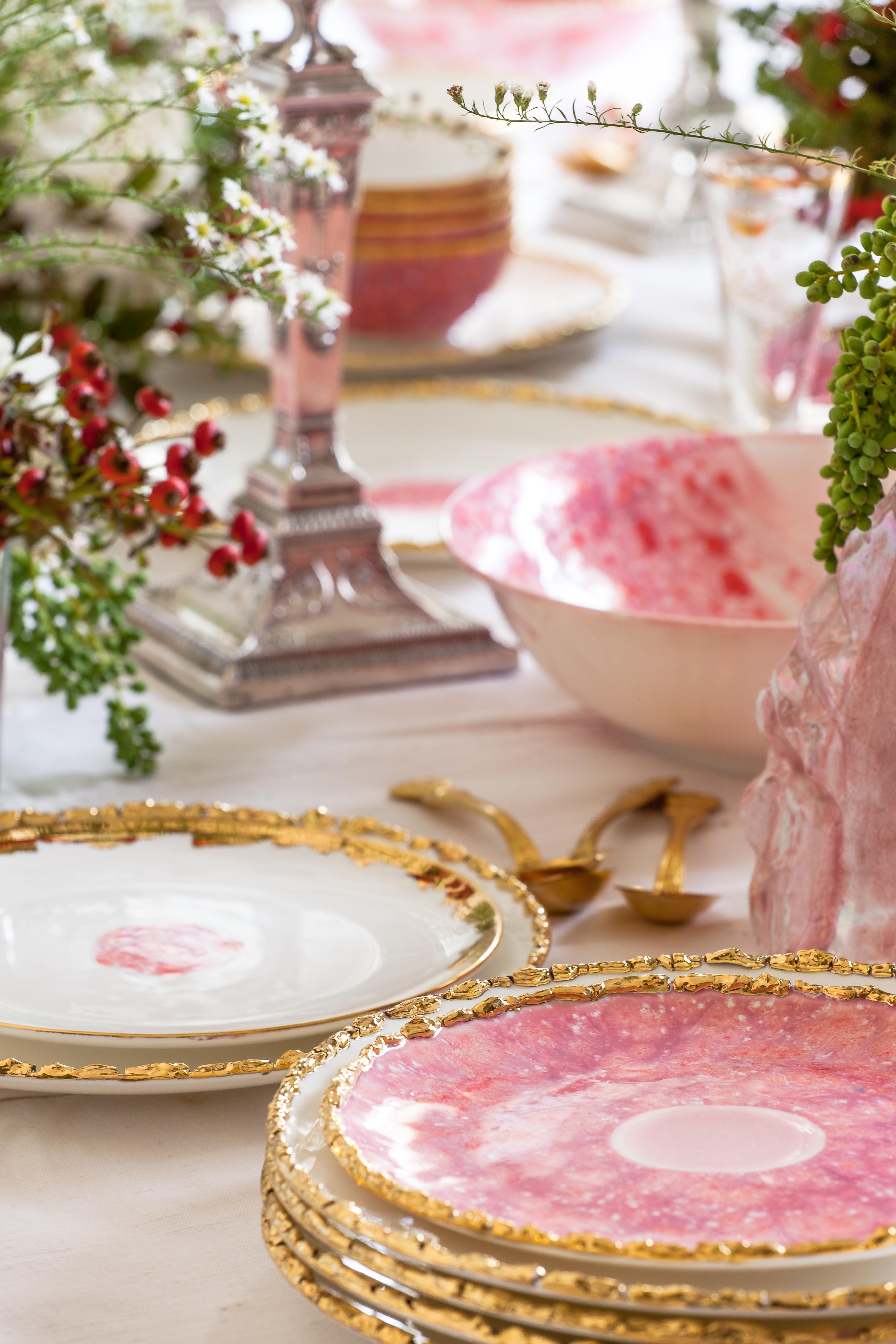 italien Assiettes ovales contemporaines en porcelaine peintes à la main or en vente