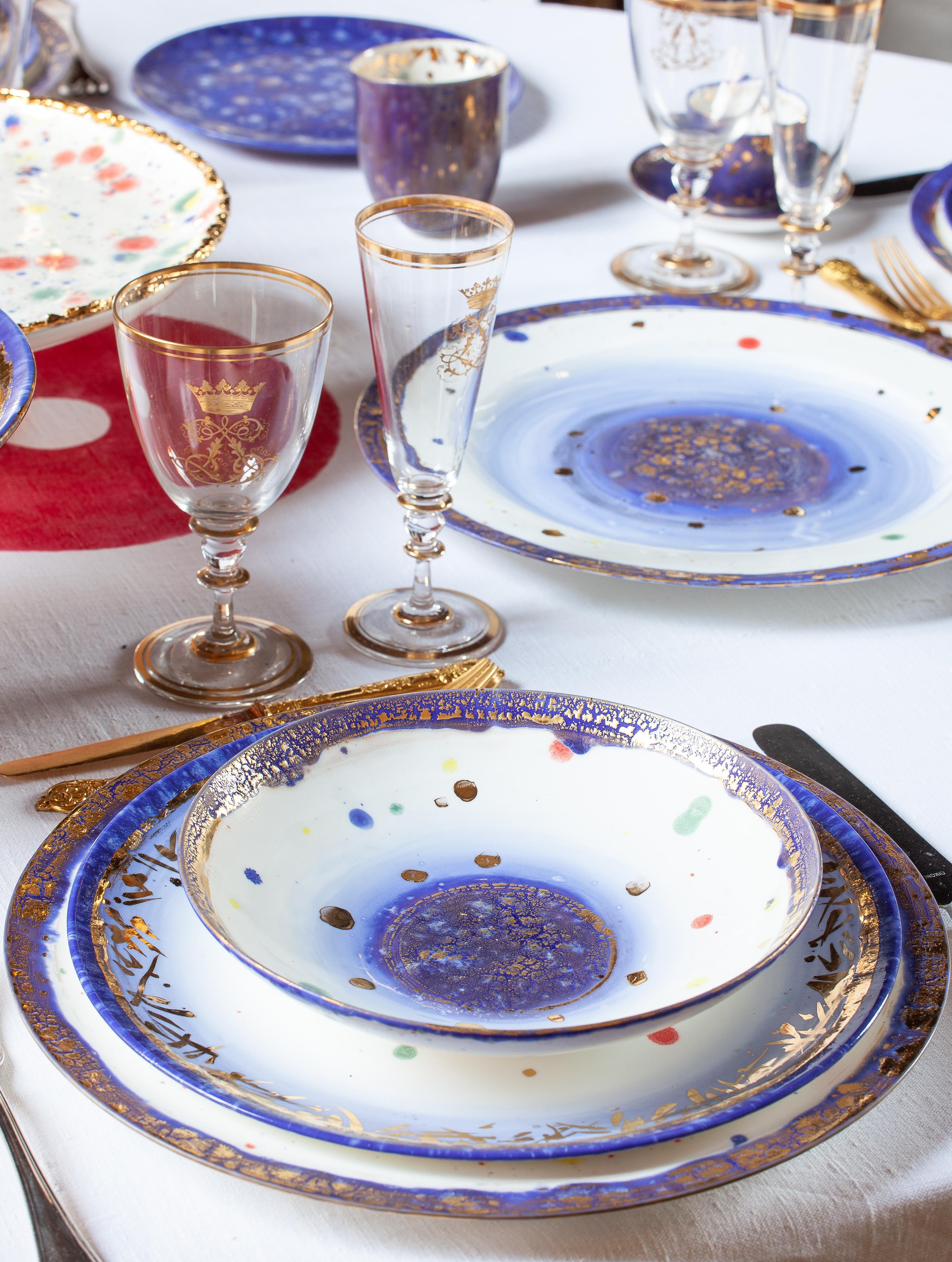 Zeitgenössische ovale Platte Gold Handbemalter Teller Porzellan-Tischgeschirr (Moderne) im Angebot