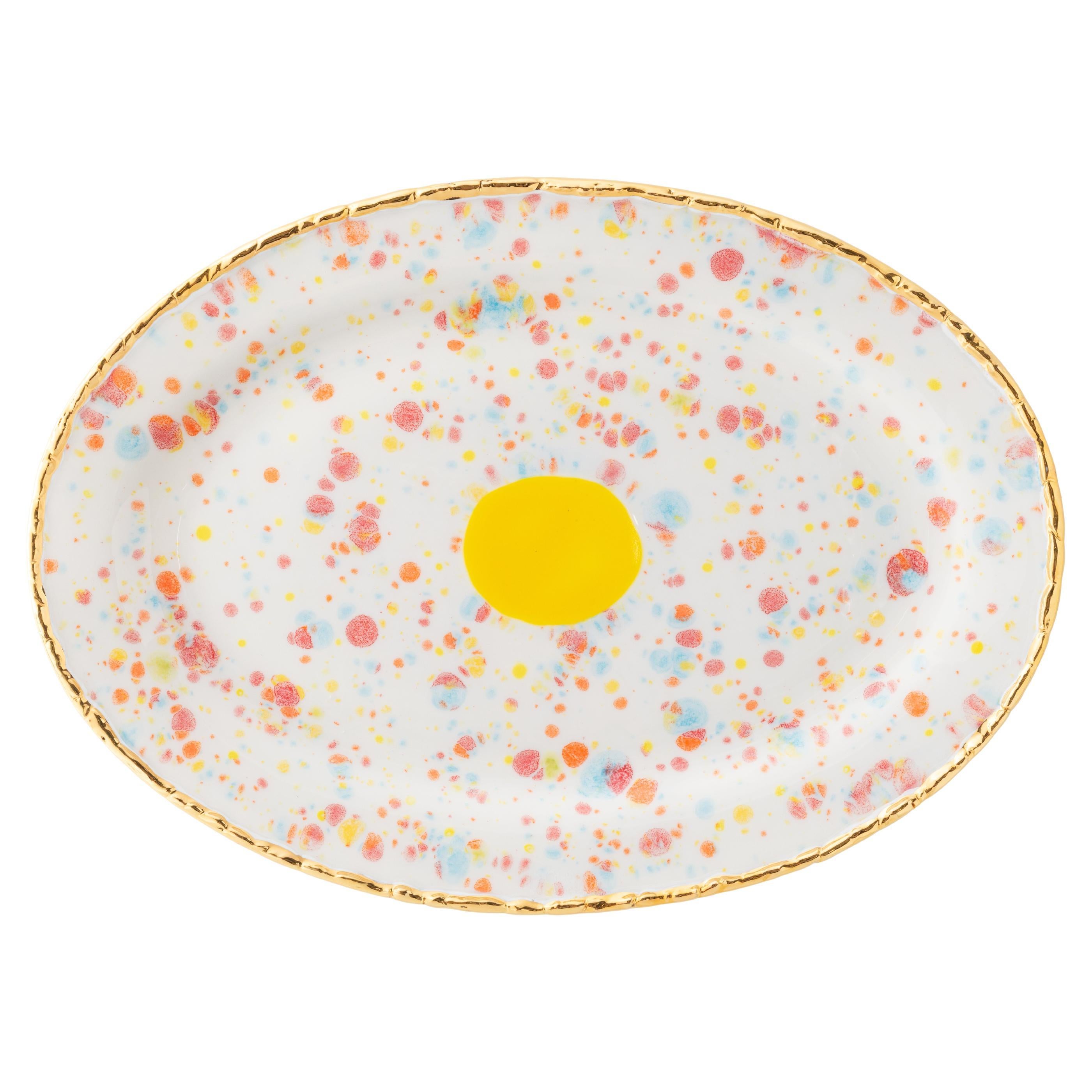 Zeitgenössische ovale Platte mit Rand aus handbemaltem Porzellan in Gold im Angebot