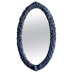 Espejo esculpido oval contemporáneo en gris pizarra by Margit Wittig