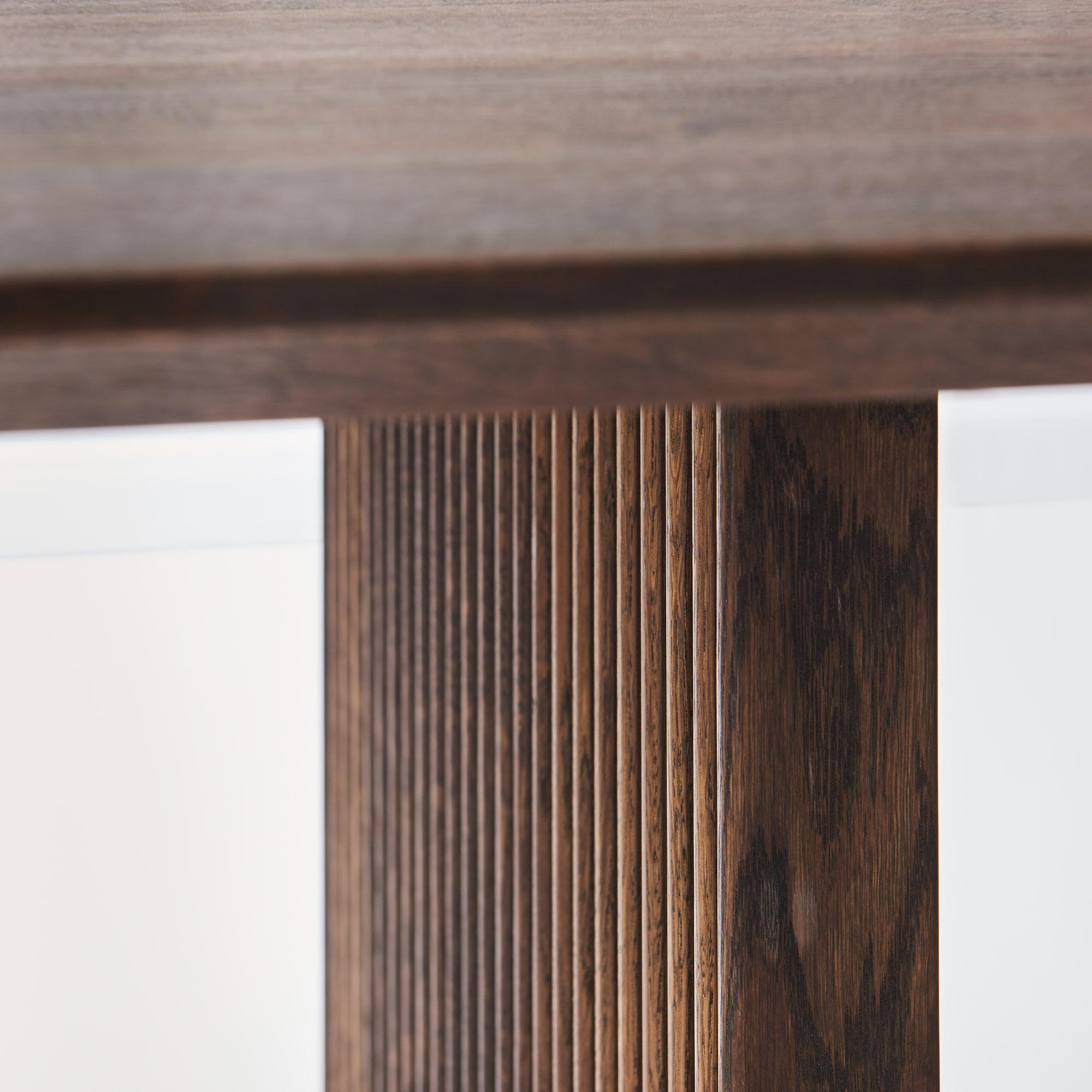 Zeitgenössischer ovaler Zehn-Tisch 270 aus geräucherter Eiche im Angebot 1