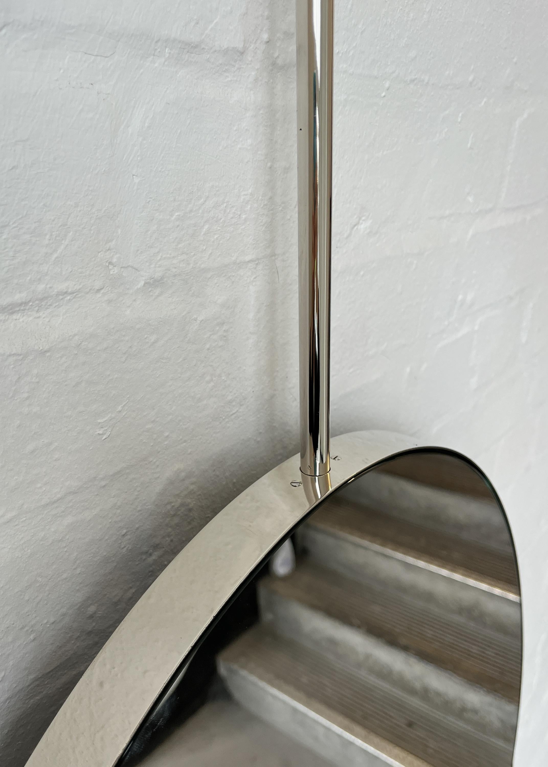 Specchio ovale contemporaneo da appoggio a soffitto con cornice nichelata in vendita 2
