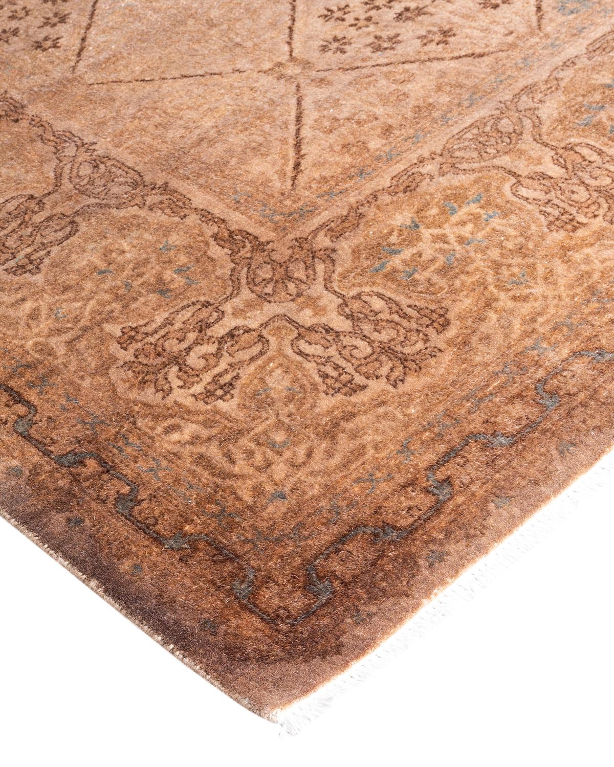 Las alfombras Vibrance son la personificación de lo clásico con un toque especial: motivos tradicionales teñidos de colores brillantes. Cada alfombra anudada a mano se lava con un tinte botánico 100% natural que revela matices ocultos en los