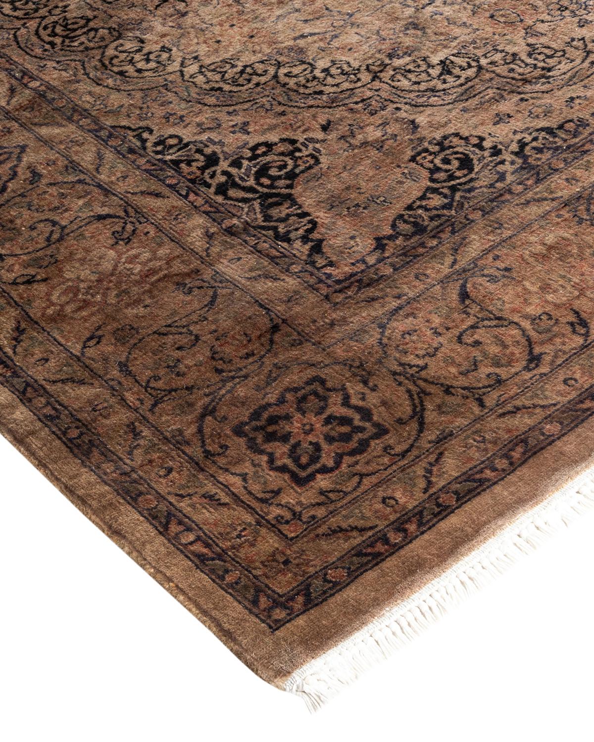 Las alfombras Vibrance son la personificación de lo clásico con un toque especial: motivos tradicionales teñidos de colores brillantes. Cada alfombra anudada a mano se lava con un tinte botánico 100% natural que revela matices ocultos en los