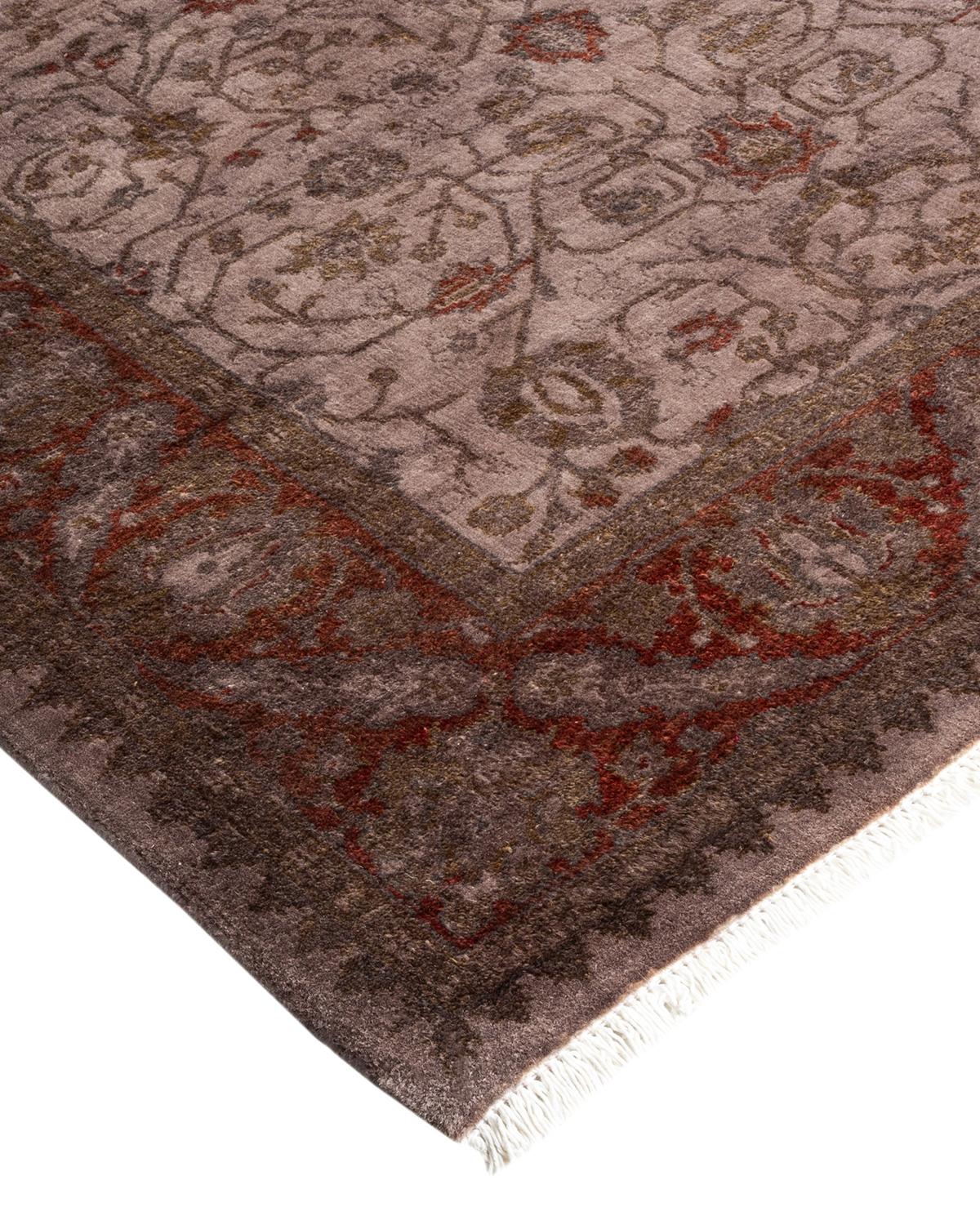 Las alfombras Vibrance son la personificación de lo clásico con un toque especial: motivos tradicionales teñidos de colores brillantes. Cada alfombra anudada a mano se lava con un tinte botánico 100% natural que revela matices ocultos en los