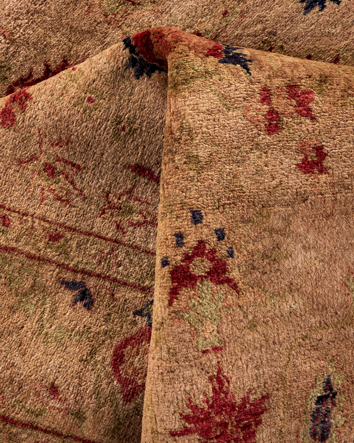 Contemporary Overdyed Hand Knotsted Wool Beige Area Rug (Tapis de sol surteint en laine beige) en vente 1