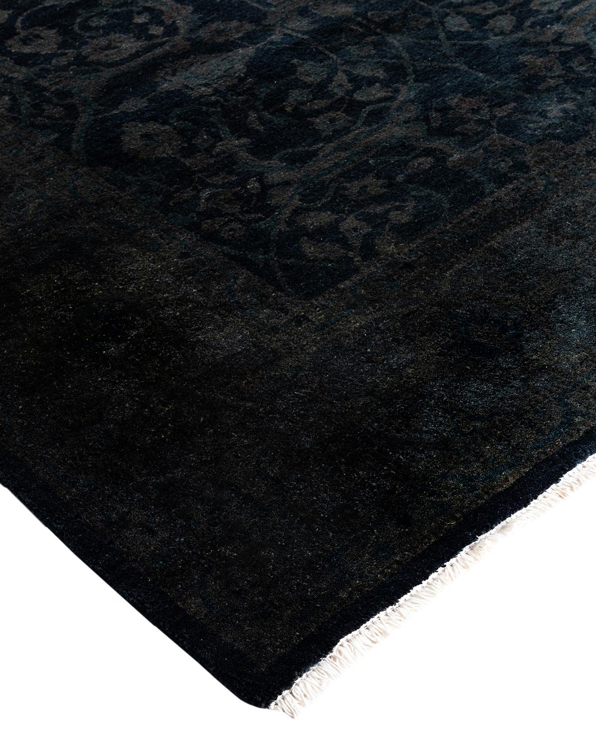 Les tapis Vibrance incarnent le classique avec une touche d'originalité : des motifs traditionnels surteints dans des couleurs éclatantes. Chaque tapis noué à la main est lavé dans une teinture botanique 100 % naturelle qui révèle les nuances
