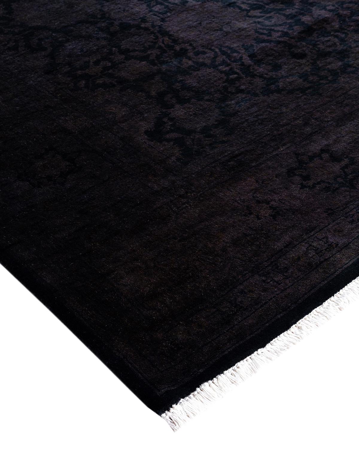 Les tapis Vibrance incarnent le classique avec une touche d'originalité : des motifs traditionnels surteints dans des couleurs éclatantes. Chaque tapis noué à la main est lavé dans une teinture botanique 100 % naturelle qui révèle les nuances