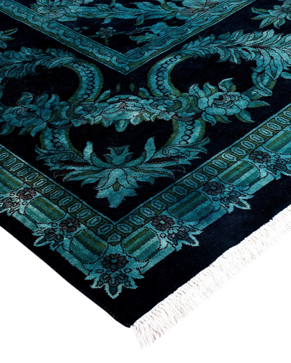 Les tapis Vibrance incarnent le classique avec une touche d'originalité : des motifs traditionnels surteints dans des couleurs éclatantes. Chaque tapis noué à la main est lavé dans une teinture botanique 100 % naturelle qui révèle les nuances
