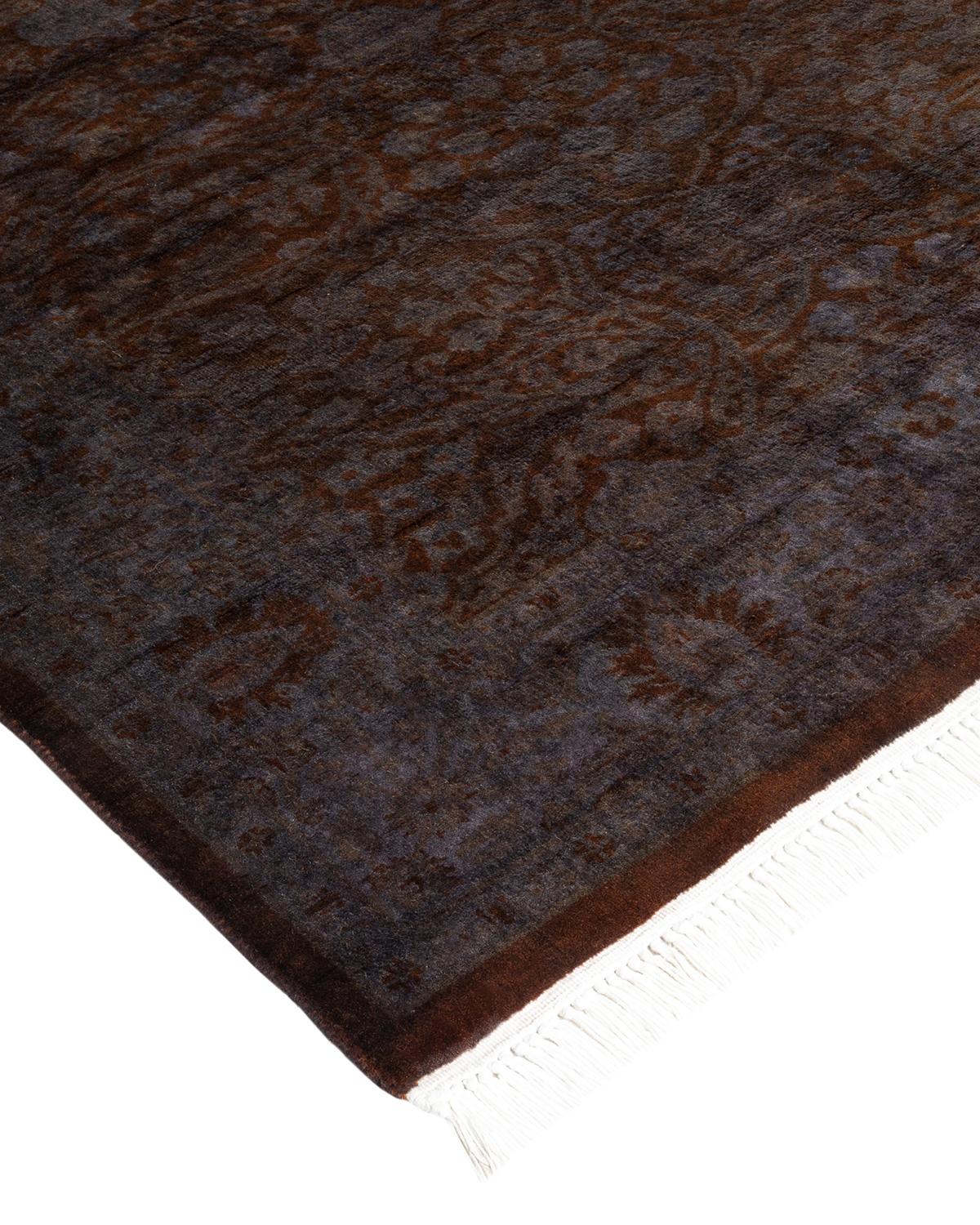 Les tapis Vibrance incarnent le classique avec une touche d'originalité : des motifs traditionnels surteints dans des couleurs éclatantes. Chaque tapis noué à la main est lavé dans une teinture botanique 100 % naturelle qui révèle les nuances