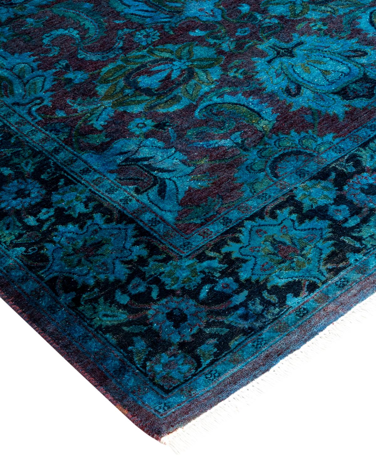 Las alfombras Vibrance son la personificación de lo clásico con un toque especial: motivos tradicionales teñidos de colores brillantes. Cada alfombra anudada a mano se lava con un tinte botánico 100% natural que revela matices ocultos en los