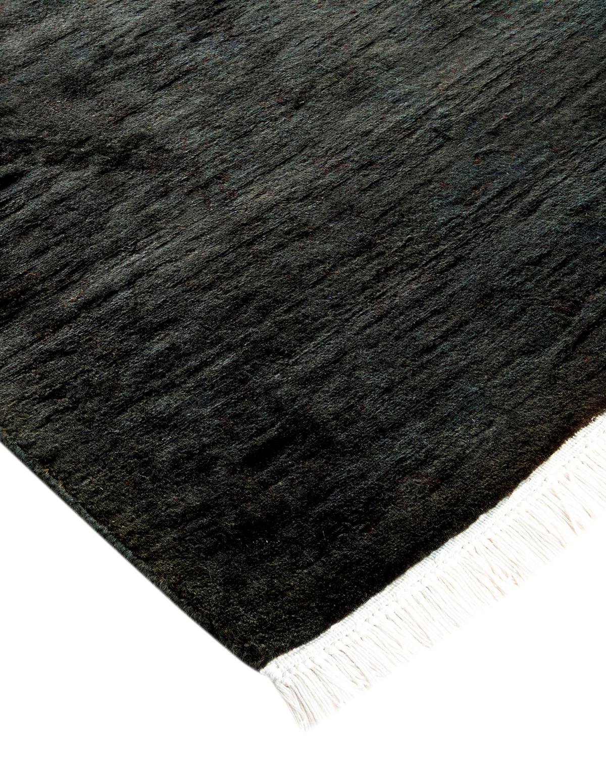 Las alfombras Vibrance son la personificación de lo clásico con un toque especial: motivos tradicionales teñidos de colores brillantes. Cada alfombra anudada a mano se lava con un tinte botánico 100% natural que revela matices ocultos en los