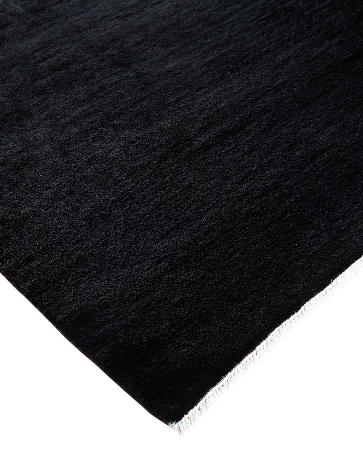 Las alfombras Vibrance son la personificación de lo clásico con un toque especial: motivos tradicionales teñidos de colores brillantes. Cada alfombra anudada a mano se lava con un tinte botánico 100% natural que revela matices ocultos en los