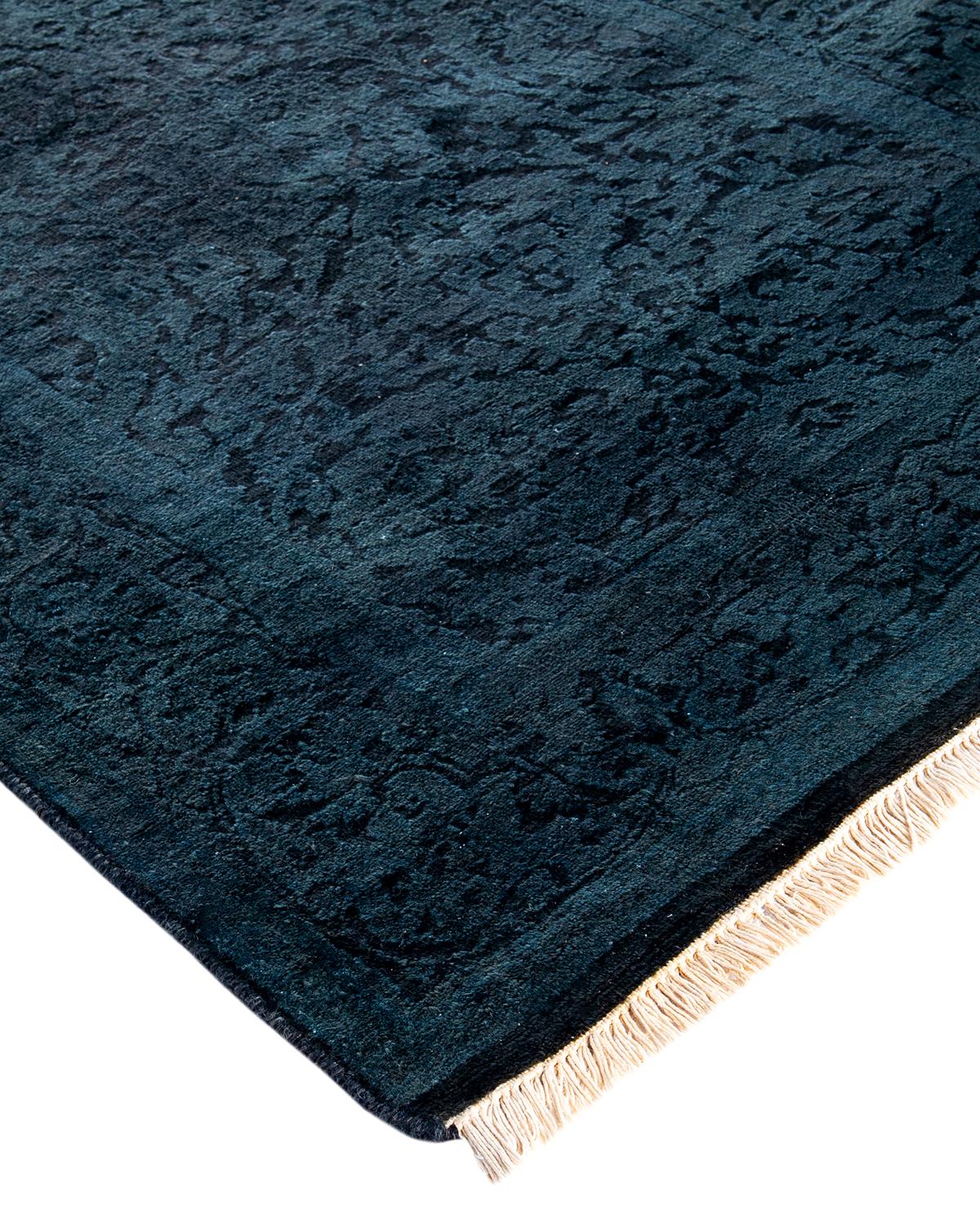 Les tapis Vibrance incarnent le classique avec une touche d'originalité : des motifs traditionnels surteints dans des couleurs éclatantes. Chaque tapis noué à la main est lavé dans une teinture botanique 100 % naturelle qui révèle les nuances