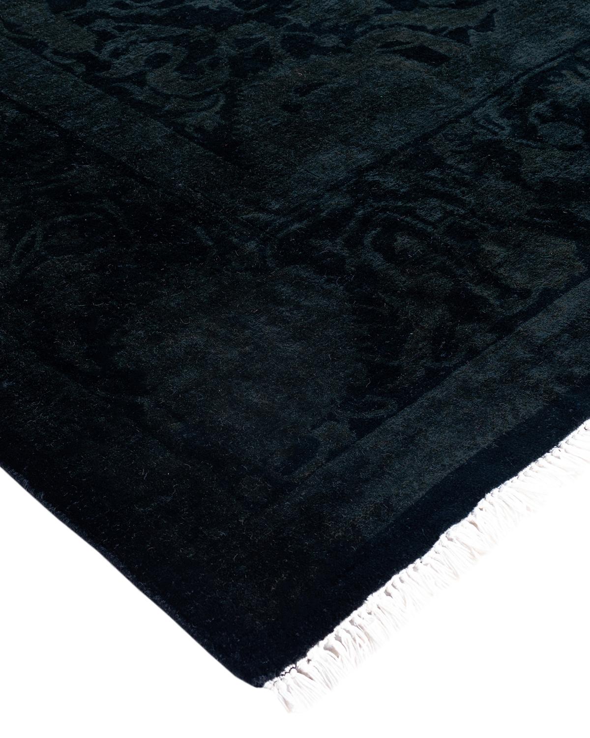 Las alfombras Vibrance son la personificación de lo clásico con un toque especial: motivos tradicionales teñidos de colores brillantes. Cada alfombra anudada a mano se lava con un tinte botánico 100% natural que revela matices ocultos en los