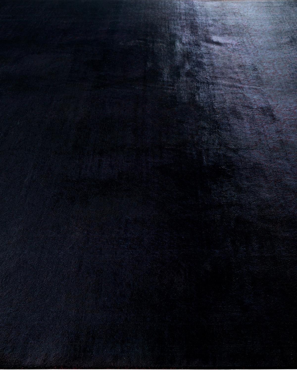 Alfombra de lana teñida a mano contemporánea negra en Nuevo estado para la venta en Norwalk, CT