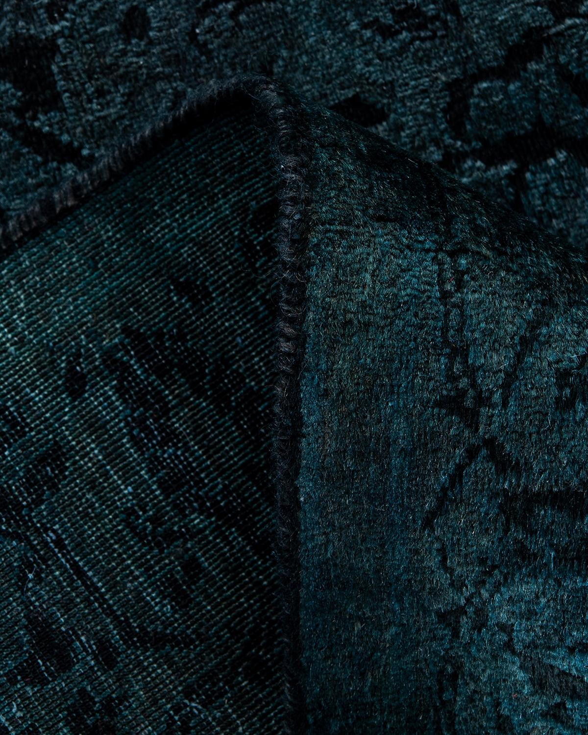 Laine Contemporary Overdyed Hand Knotsted Wool Black Area Rug (tapis de sol en laine surteinte nouée à la main) en vente