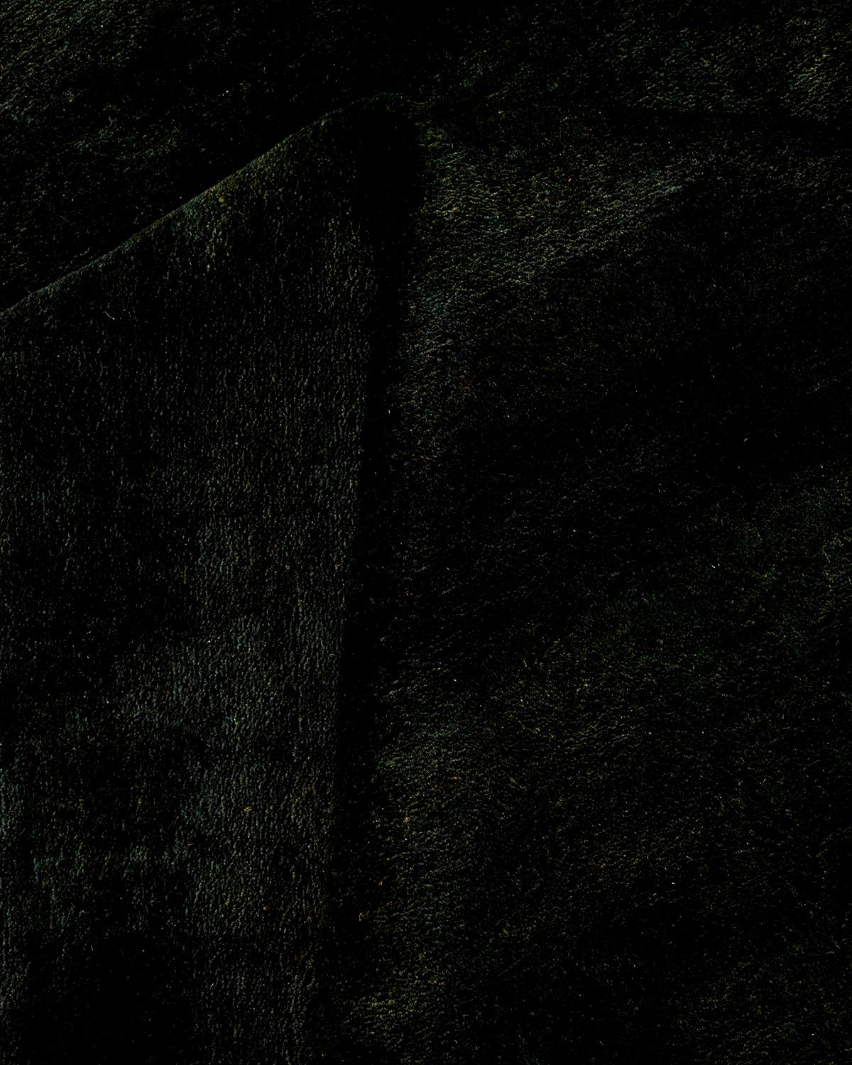 Contemporary Overdyed Hand Knotted Wool Black Area Rugs (Tappeto di lana nero) in vendita 1
