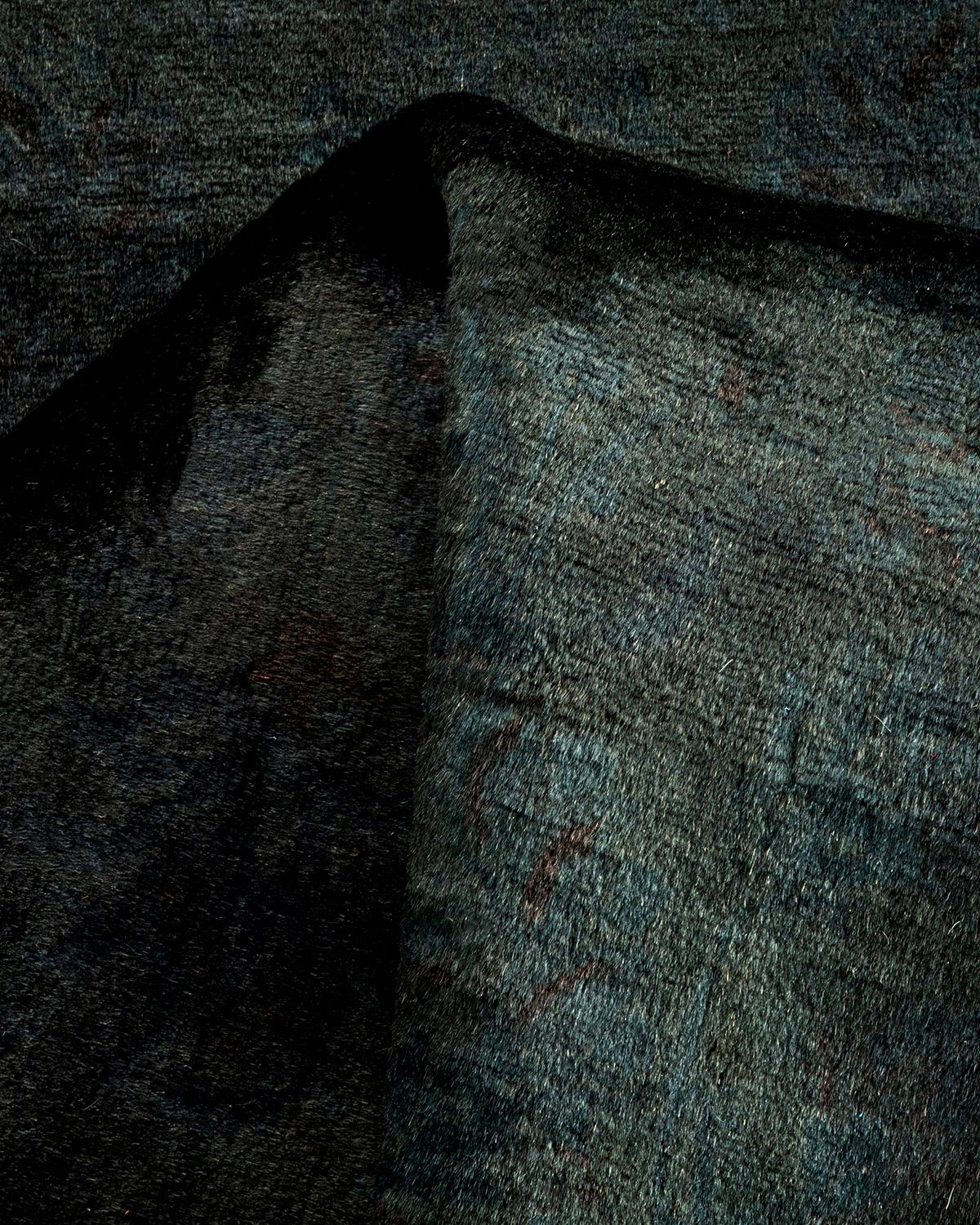 Alfombra de lana teñida a mano contemporánea negra en venta 1
