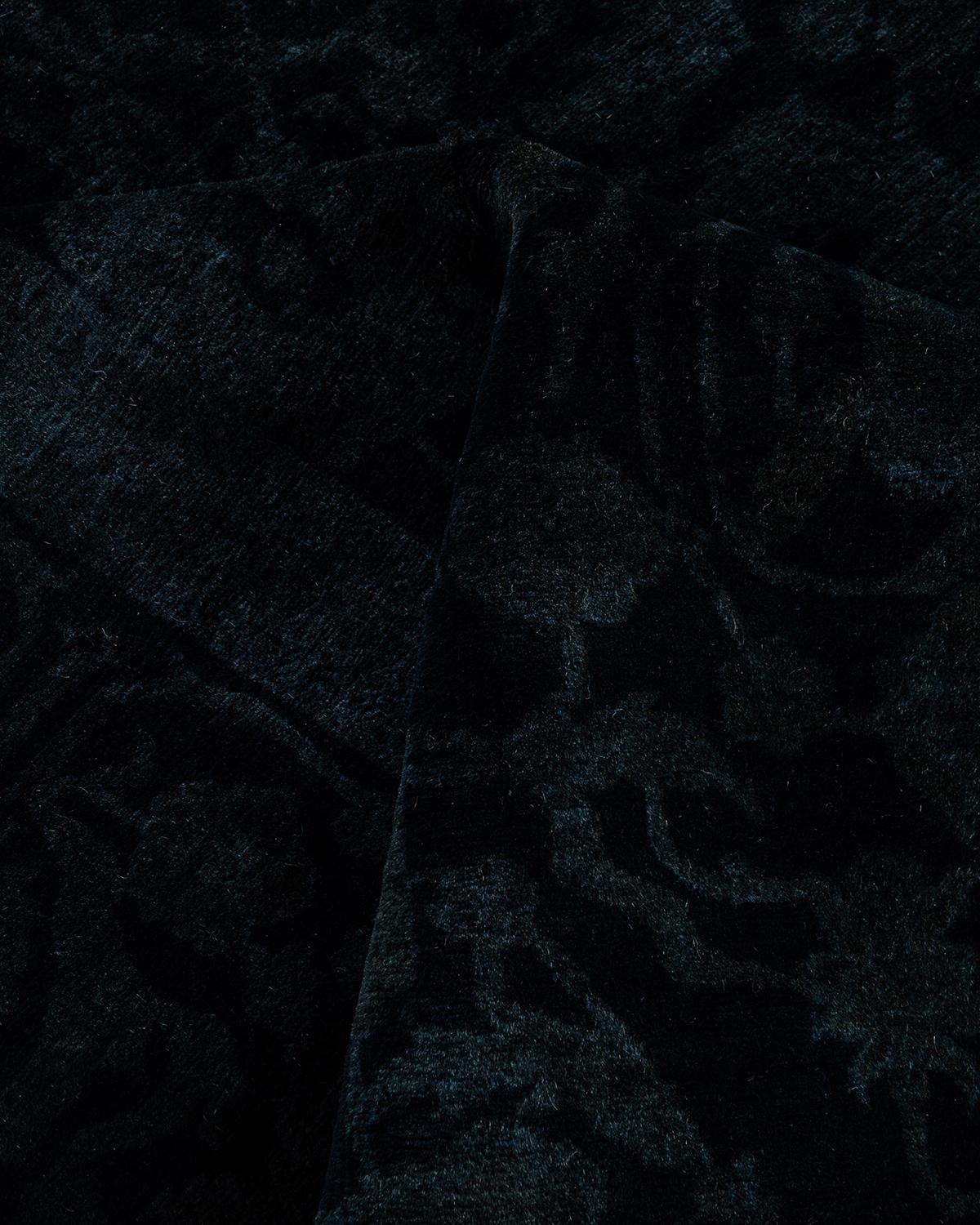 Alfombra de lana teñida a mano contemporánea negra en venta 1