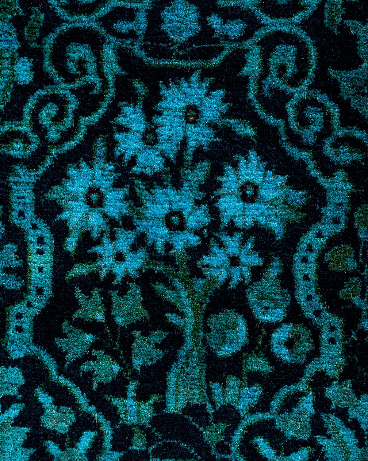 Pakistanais Tapis de course contemporain en laine surteinte nouée à la main, de couleur noire 2' 6