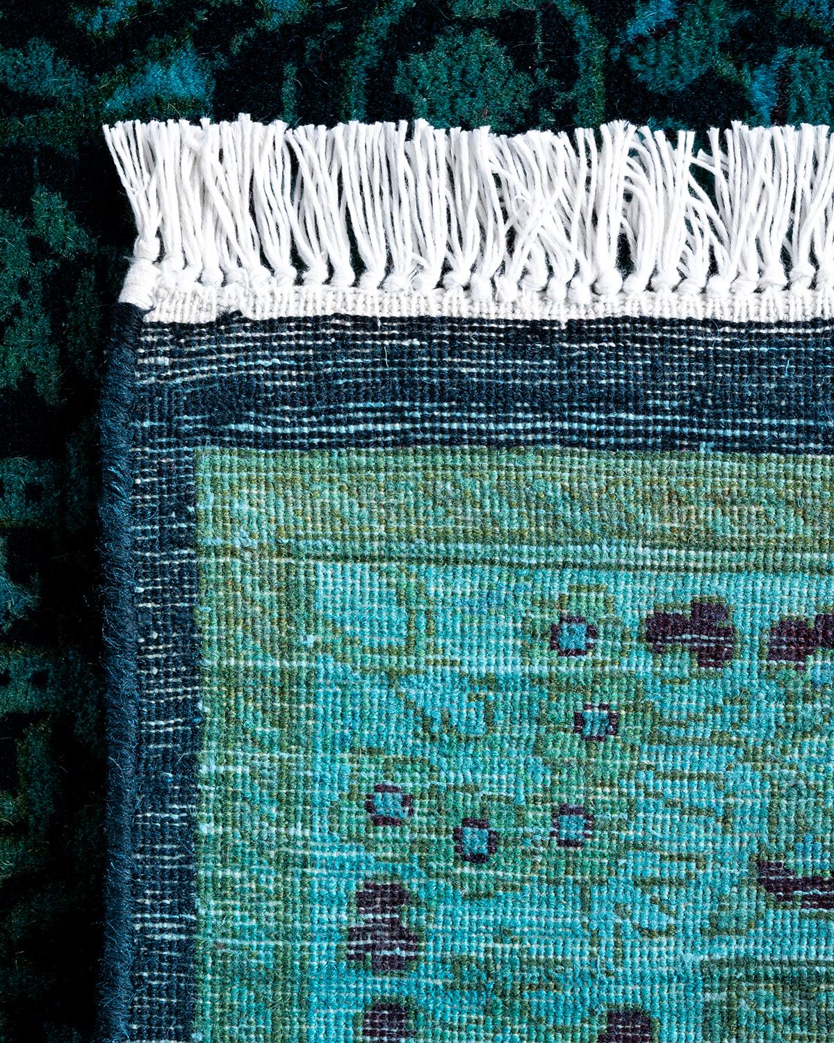 XXIe siècle et contemporain Tapis de course contemporain en laine surteinte nouée à la main, de couleur noire 2' 6