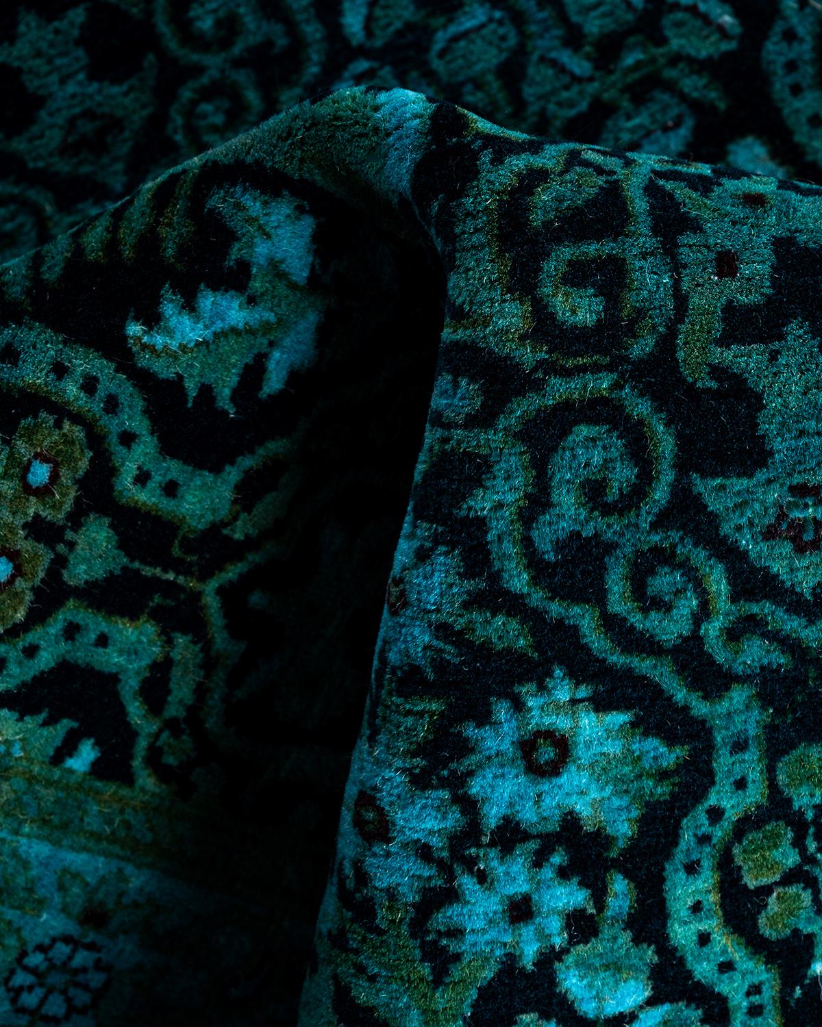 Tapis de course contemporain en laine surteinte nouée à la main, de couleur noire 2' 6