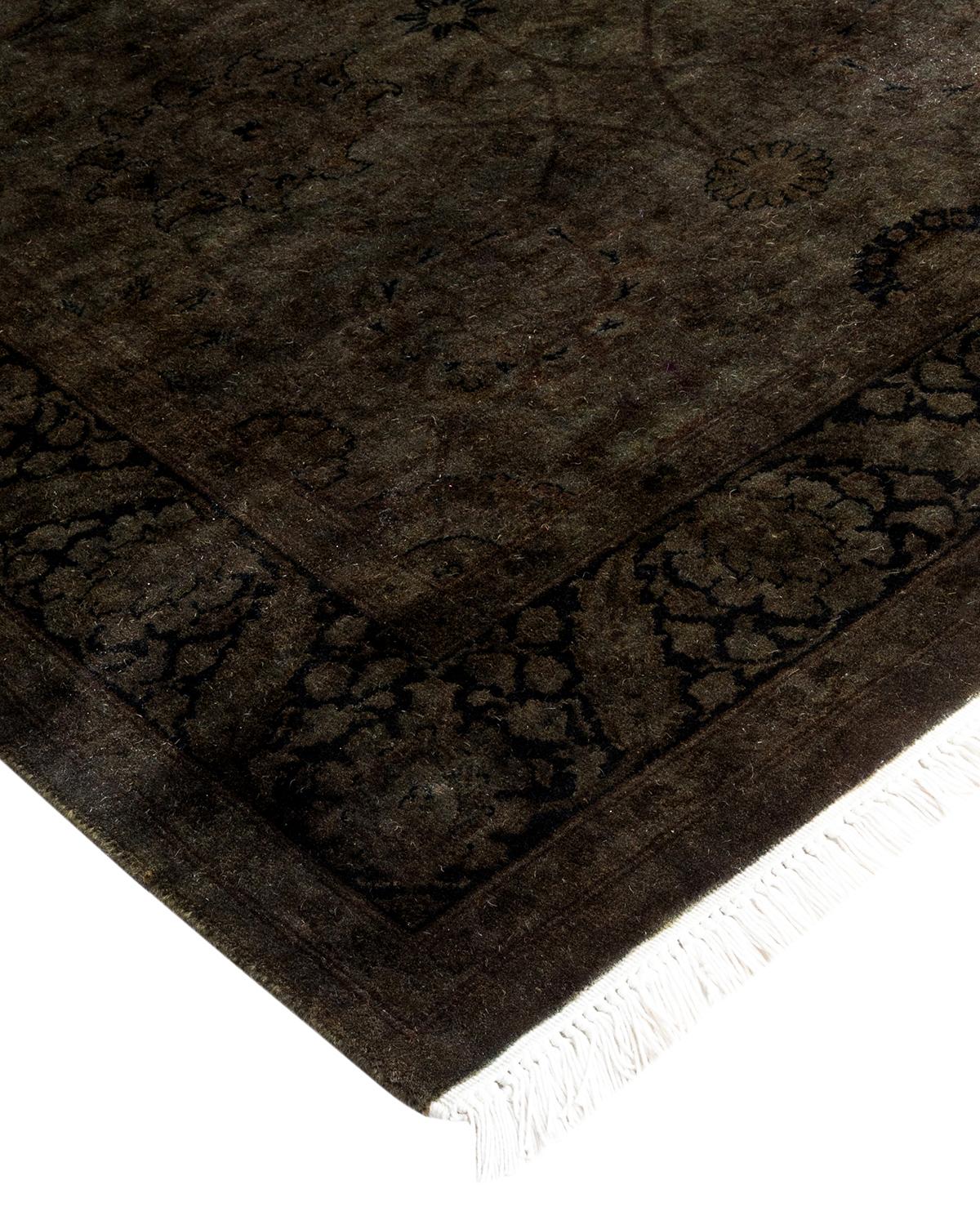 I tappeti Vibrance rappresentano il classico con un tocco di classe: motivi tradizionali sovratinti con colori brillanti. Ogni tappeto annodato a mano viene lavato con una tintura botanica naturale al 100% che rivela le sfumature nascoste nei