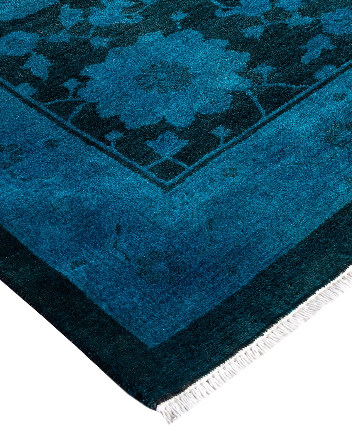 I tappeti Vibrance rappresentano il classico con un tocco di classe: motivi tradizionali sovratinti con colori brillanti. Ogni tappeto annodato a mano viene lavato con una tintura botanica 100% naturale che rivela le sfumature nascoste degli am