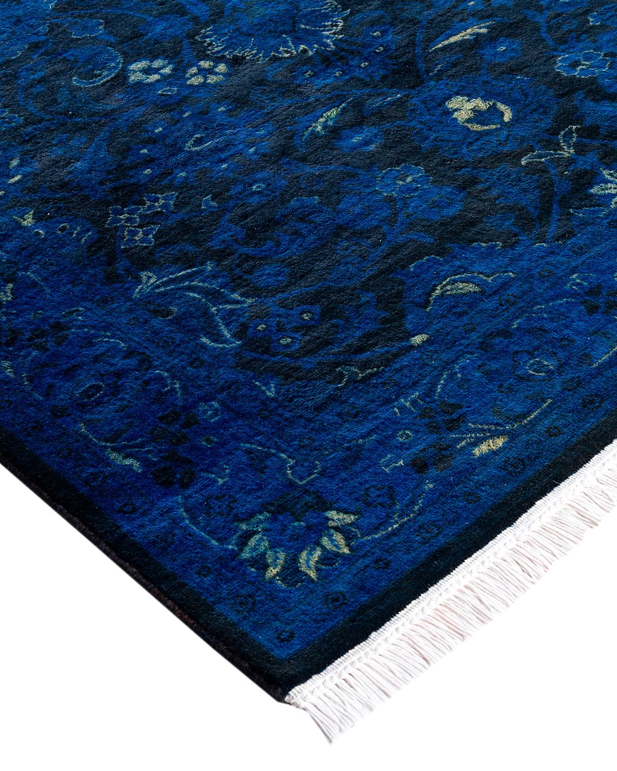 Las alfombras Vibrance son la personificación de lo clásico con un toque especial: motivos tradicionales teñidos de colores brillantes. Cada alfombra anudada a mano se lava con un tinte botánico 100% natural que revela matices ocultos en los