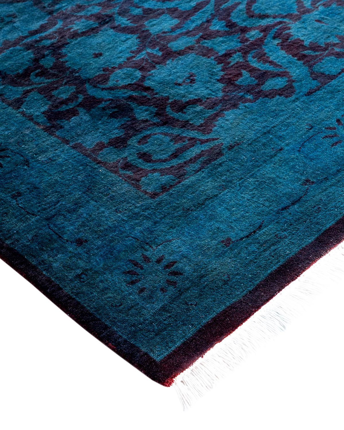 Les tapis Vibrance incarnent le classique avec une touche d'originalité : des motifs traditionnels surteints dans des couleurs éclatantes. Chaque tapis noué à la main est lavé dans une teinture botanique 100 % naturelle qui révèle les nuances