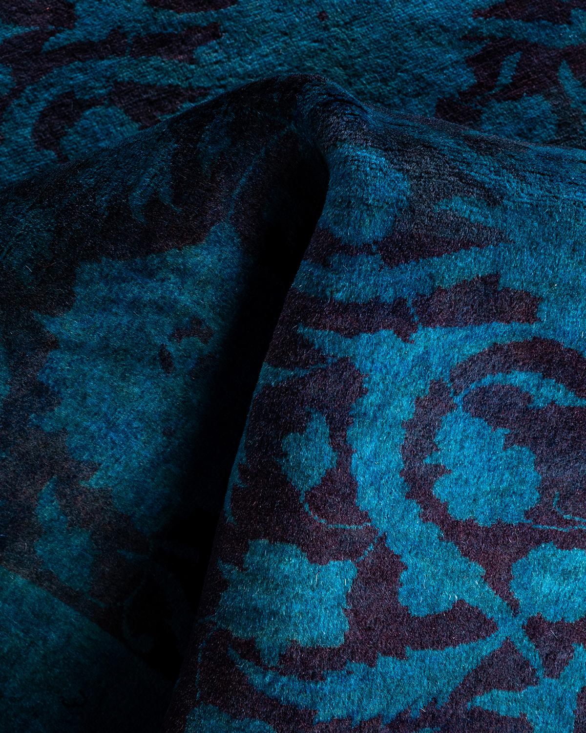 Contemporary Tapis en laine surteinte nouée à la main bleu 4' 2
