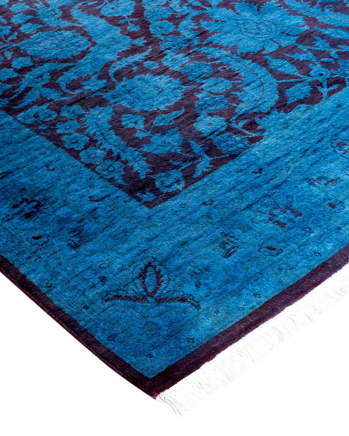 Las alfombras Vibrance son la personificación de lo clásico con un toque especial: motivos tradicionales teñidos de colores brillantes. Cada alfombra anudada a mano se lava con un tinte botánico 100% natural que revela matices ocultos en los