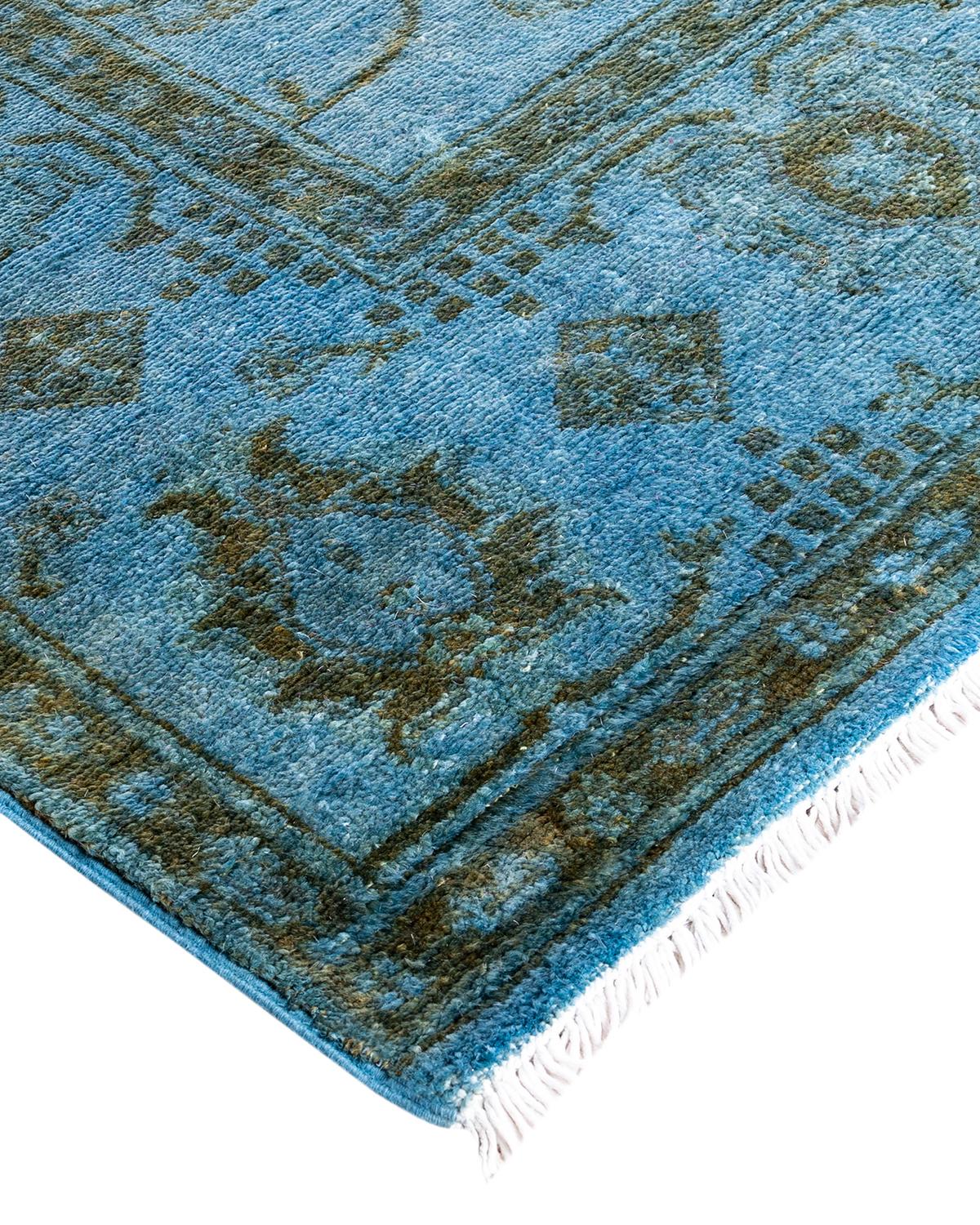 Las alfombras Vibrance son la personificación de lo clásico con un toque especial: motivos tradicionales teñidos de colores brillantes. Cada alfombra anudada a mano se lava con un tinte botánico 100% natural que revela matices ocultos en los