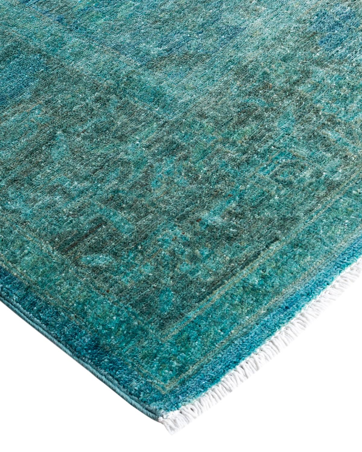 Les tapis Vibrance incarnent le classique avec une touche d'originalité : des motifs traditionnels surteints dans des couleurs éclatantes. Chaque tapis noué à la main est lavé dans une teinture botanique 100 % naturelle qui révèle les nuances