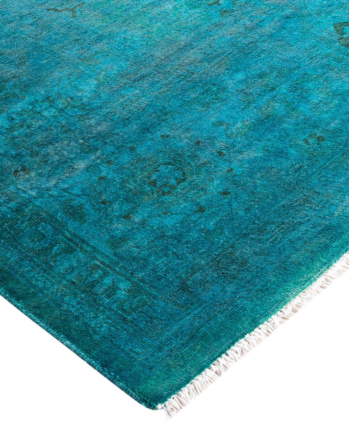 Les tapis Vibrance incarnent le classique avec une touche d'originalité : des motifs traditionnels surteints dans des couleurs éclatantes. Chaque tapis noué à la main est lavé dans une teinture botanique 100 % naturelle qui révèle les nuances