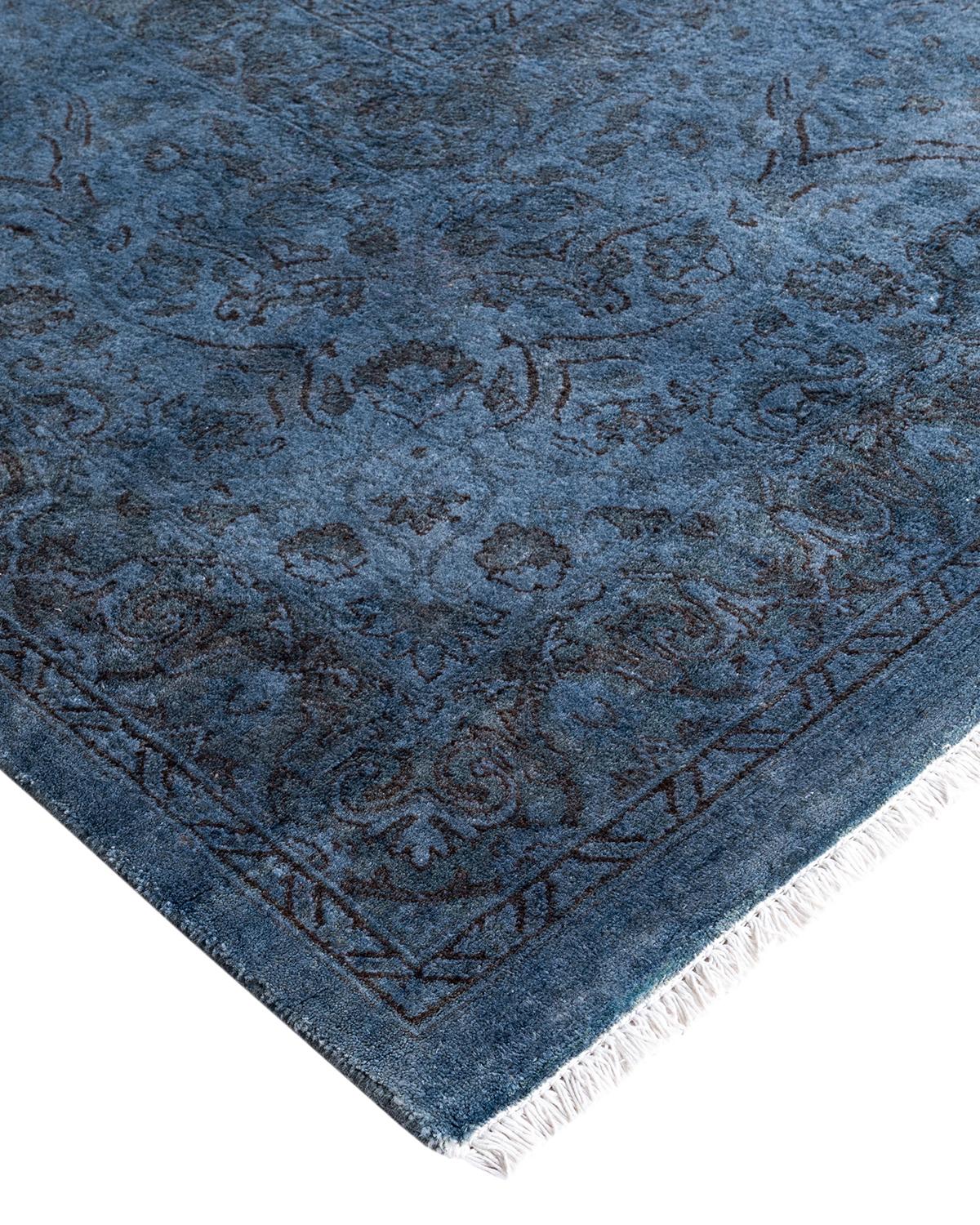 Las alfombras Vibrance son la personificación de lo clásico con un toque especial: motivos tradicionales teñidos de colores brillantes. Cada alfombra anudada a mano se lava con un tinte botánico 100% natural que revela matices ocultos en los