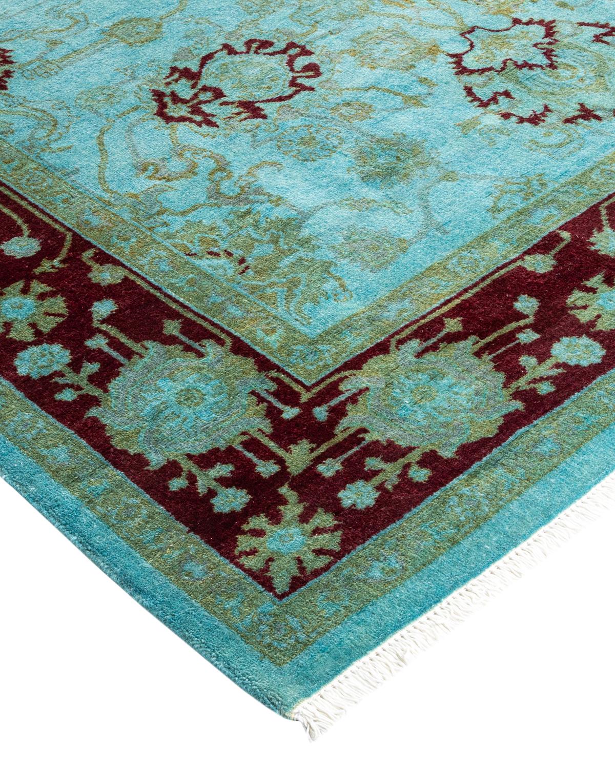 Las alfombras Vibrance son la personificación de lo clásico con un toque especial: motivos tradicionales teñidos de colores brillantes. Cada alfombra anudada a mano se lava con un tinte botánico 100% natural que revela matices ocultos en los