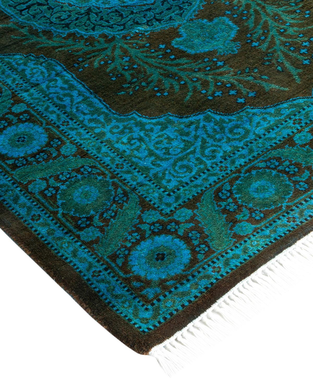 Las alfombras Vibrance son la personificación de lo clásico con un toque especial: motivos tradicionales teñidos de colores brillantes. Cada alfombra anudada a mano se lava con un tinte botánico 100% natural que revela matices ocultos en los