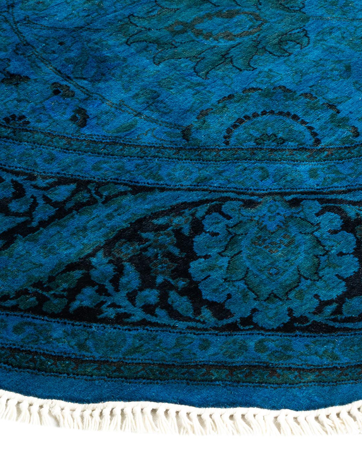 Las alfombras Vibrance son la personificación de lo clásico con un toque especial: motivos tradicionales teñidos de colores brillantes. Cada alfombra anudada a mano se lava con un tinte botánico 100% natural que revela matices ocultos en los