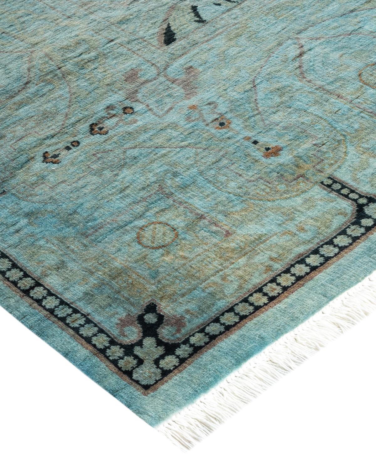 Las alfombras Vibrance son la personificación de lo clásico con un toque especial: motivos tradicionales teñidos de colores brillantes. Cada alfombra anudada a mano se lava con un tinte botánico 100% natural que revela matices ocultos en los