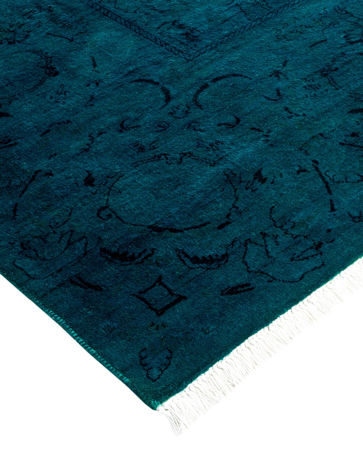 Las alfombras Vibrance son la personificación de lo clásico con un toque especial: motivos tradicionales teñidos de colores brillantes. Cada alfombra anudada a mano se lava con un tinte botánico 100% natural que revela matices ocultos en los