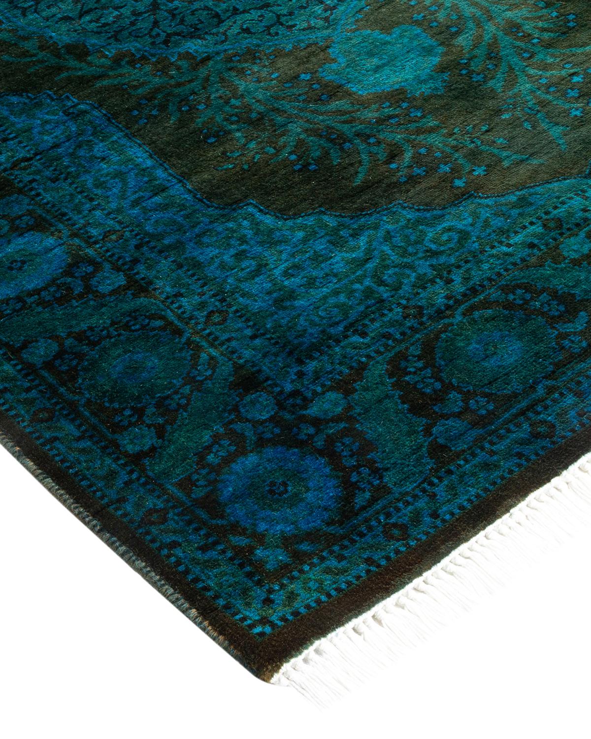 I tappeti Vibrance rappresentano il classico con un tocco di classe: motivi tradizionali sovratinti con colori brillanti. Ogni tappeto annodato a mano viene lavato con una tintura botanica naturale al 100% che rivela le sfumature nascoste nei